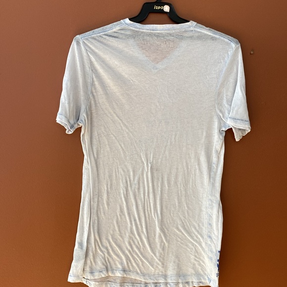 Men’s DKNY light faded blue tie-dye look V-neck T-shirt. - Picture 2 of 7